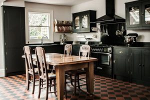 10 Stylish Black Kitchen Interior Design Ideas For Kitchen 14
