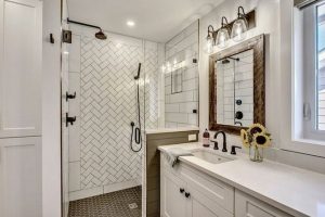 14 Inspiring Small Master Bathroom Decorating Ideas 49