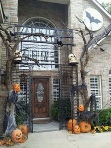 19 Amazing Halloween Porch Ideas 28