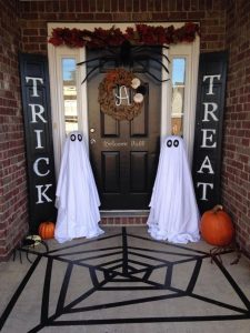 19 Amazing Halloween Porch Ideas 33