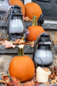 19 Cozy Outdoor Halloween Decorations Ideas 03