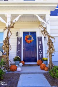 19 Cozy Outdoor Halloween Decorations Ideas 33