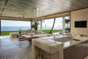 19 Stunning Indoor And Outdoor Beach Dining Spaces Ideas 07
