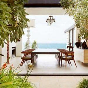 19 Stunning Indoor And Outdoor Beach Dining Spaces Ideas 59