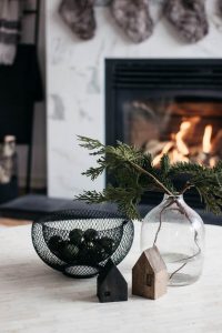 20 Lovely Winter Coffee Table Decoration Ideas 40