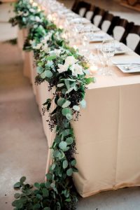 21 Romantic Rustic Winter Wedding Table Decoration Ideas 06