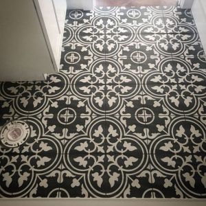 15 Awesome Black Floor Tiles Design Ideas For Modern Bathroom 11