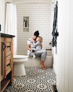 15 Awesome Black Floor Tiles Design Ideas For Modern Bathroom 22