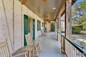 16 Best Alluring Farmhouse Front Porch Decoration Ideas 10