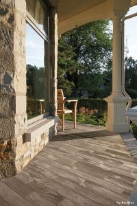 16 Best Alluring Farmhouse Front Porch Decoration Ideas 13 1
