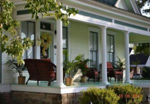 16 Best Alluring Farmhouse Front Porch Decoration Ideas 36