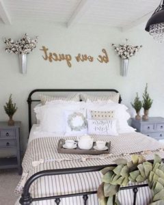 16 Comfy Farmhouse Bedroom Decor Ideas 18