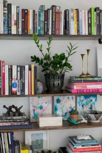 17 Bookshelf Organization Ideas – How To Organize Your Bookshelf 02