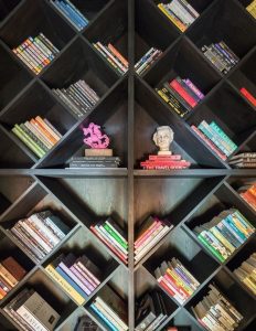 17 Bookshelf Organization Ideas – How To Organize Your Bookshelf 20