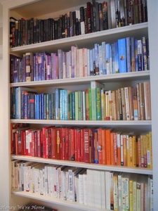 17 Bookshelf Organization Ideas – How To Organize Your Bookshelf 23