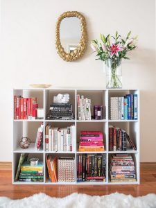 18 Bookshelf Organization Ideas 03